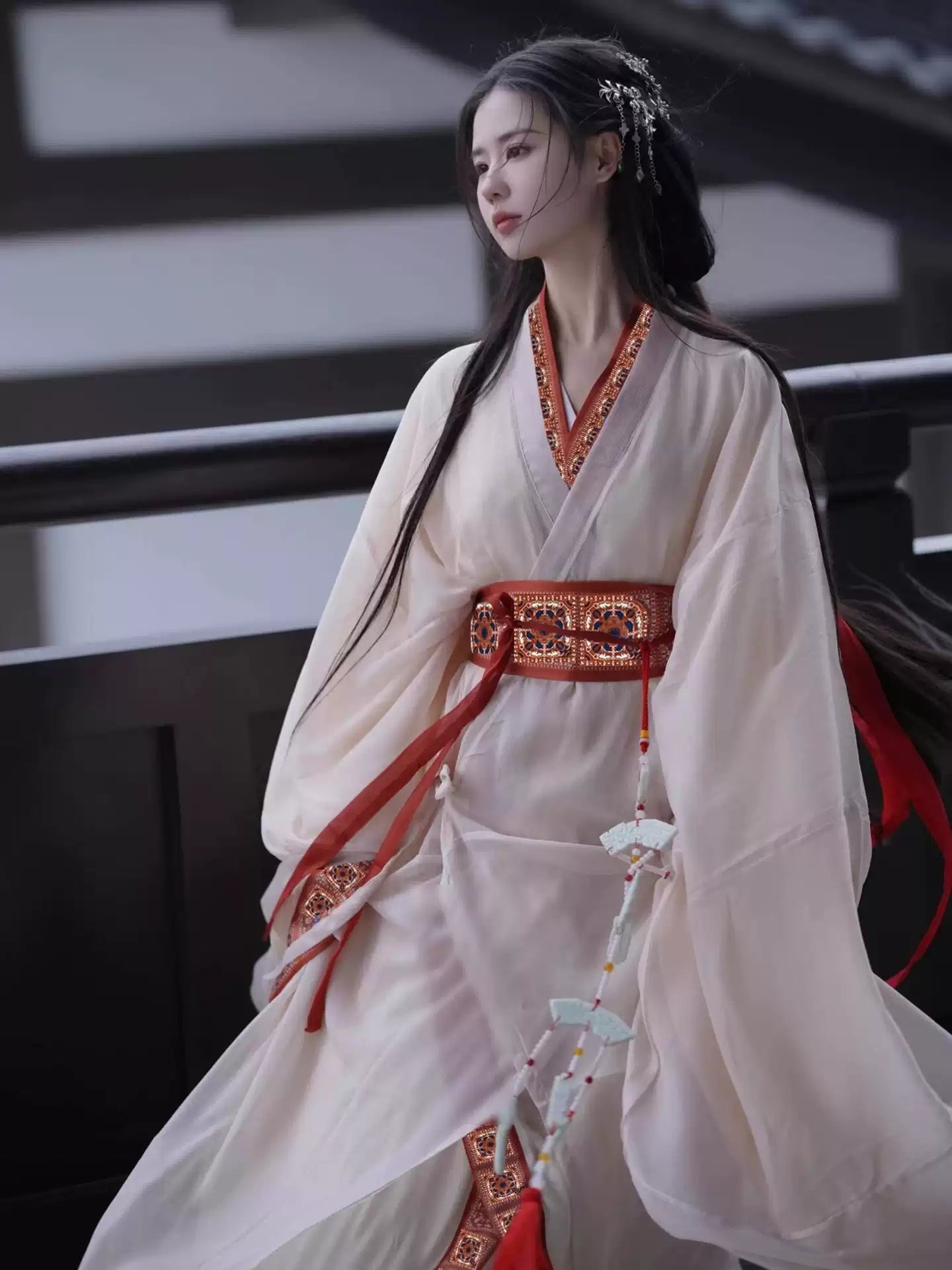 Off White Ethereal Flowing Long Sleeves Warring States Hanfu Robe -  Historical Reproduction Version