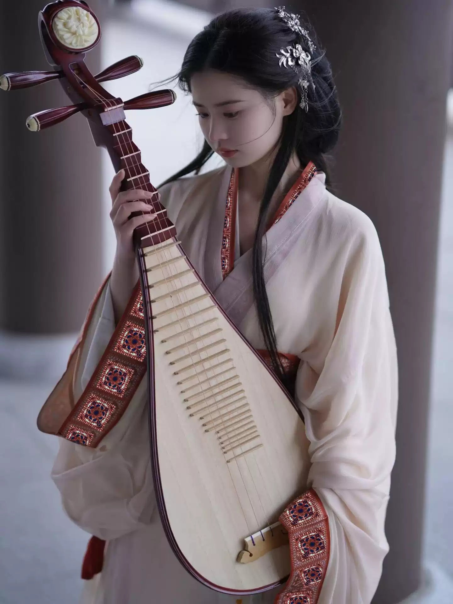 Off White Ethereal Flowing Long Sleeves Warring States Hanfu Robe -  Historical Reproduction Version